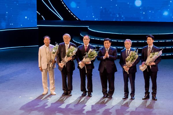 Báo Công Luận: Vinh danh các nhà khoa học xuất sắc tại Giải thưởng Bảo Sơn năm 2024